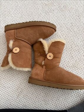 UGG Chestnut Short Suede Shearling Boots